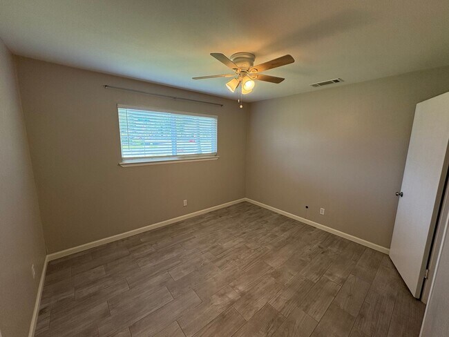 Foto del edificio - SW Visalia Home Available Now!