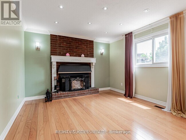 Building Photo - 7 Point O'Woods Dr