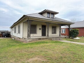 Building Photo - 592 Bates St