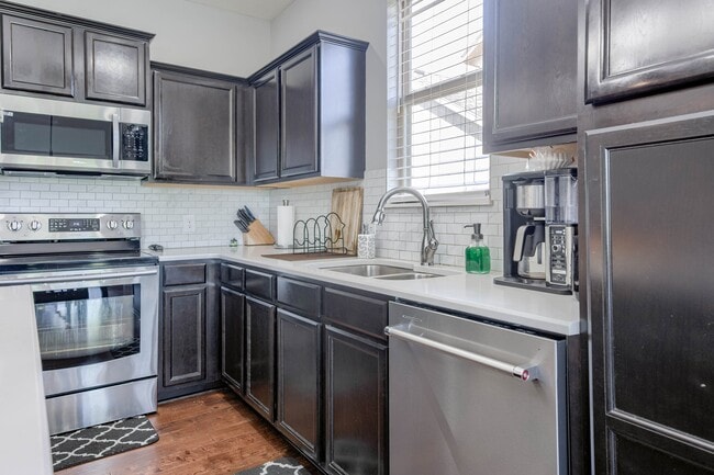 Foto del edificio - 15523 Valley View Dr