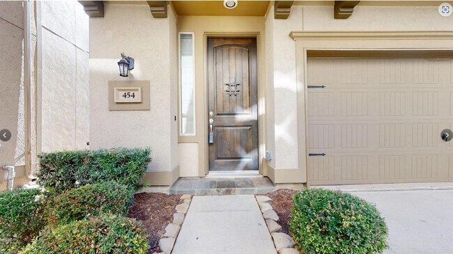 Building Photo - 454 N Live Oak St