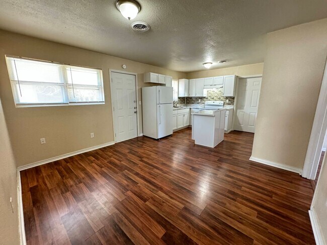 Building Photo - 360 Virtual Tour Available