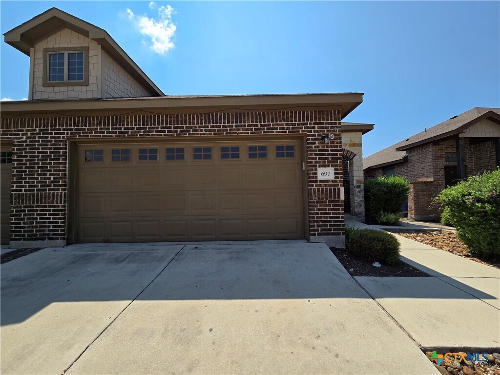 Foto principal - 697 Creekside Cir