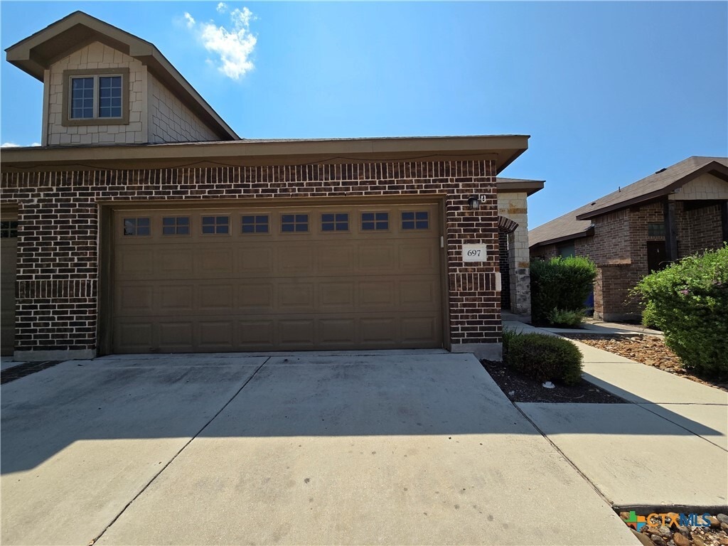 Primary Photo - 697 Creekside Cir
