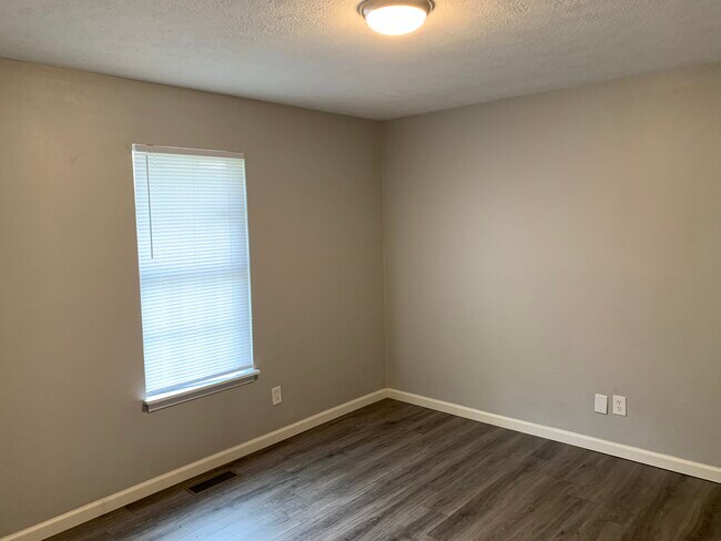 Building Photo - 27 Rushwood Dr