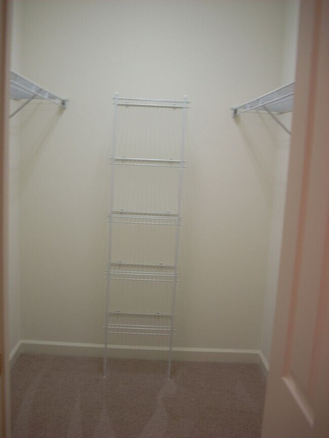 Building Photo - 1353SF 2BR 2.5BA 2 car garage