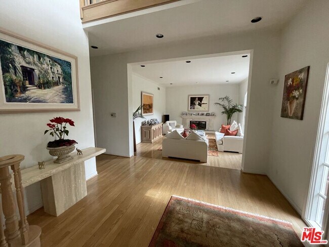 Foto del edificio - 898 N Bundy Dr