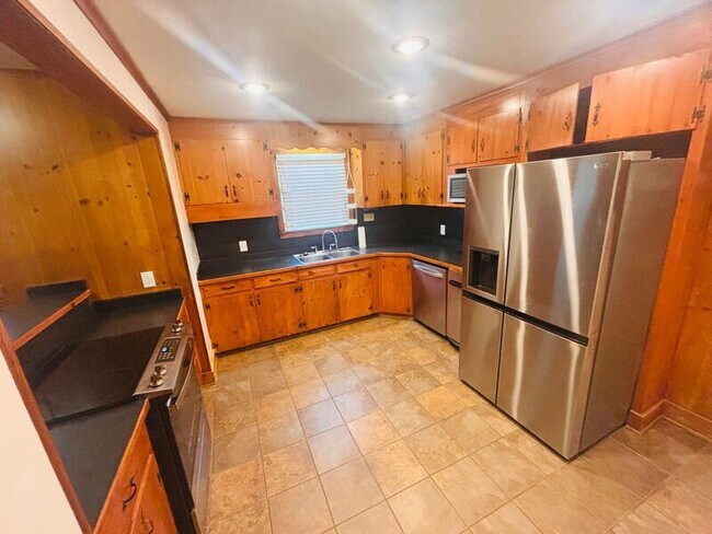 Building Photo - 305 Dooley Rd