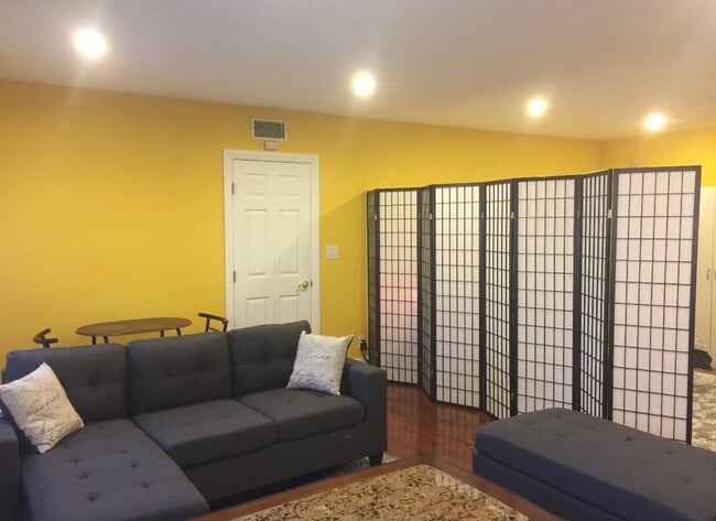 Building Photo - 5115 Canoga Ave