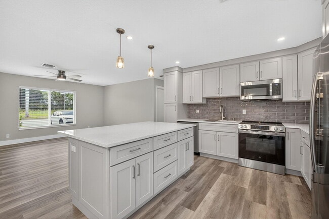 Building Photo - 316 La Mancha Ave
