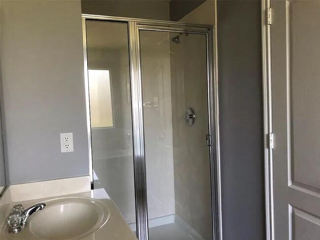 ducha de pie - 11119 Mooring Ridge Ln