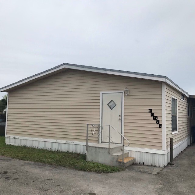 Primary Photo - 1065 SW 131st Ave