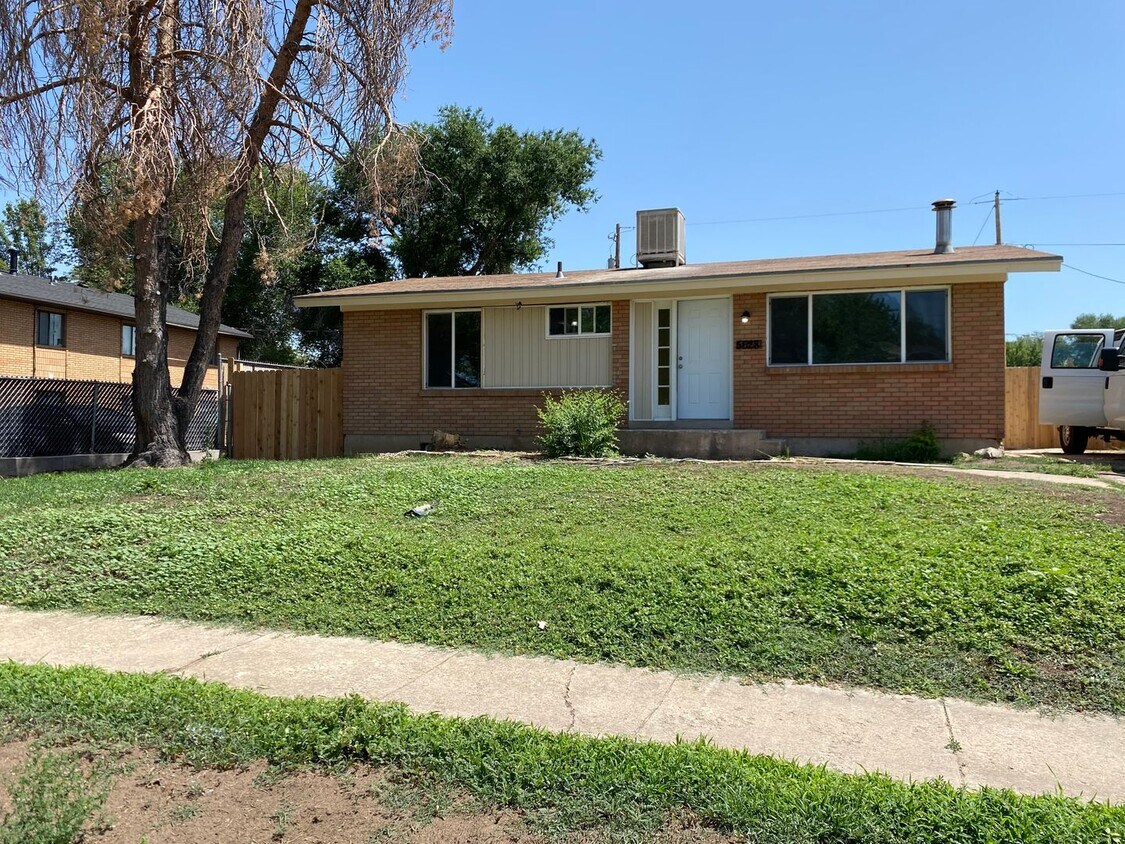 5 Bedroom/2 Bathroom Single Family Home in... House Rental in Roy, UT