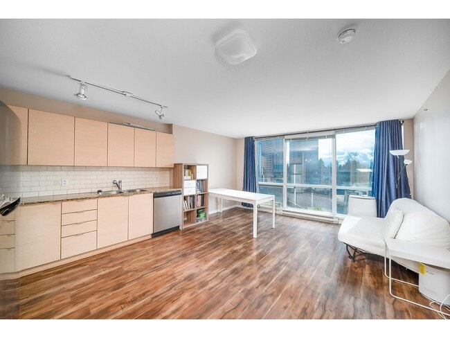 Building Photo - 13618 100 Av