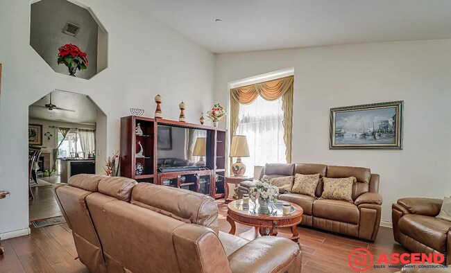Foto del edificio - Spacious 5BD/2BA Home in Bakersfield's 93312 — Pool, Solar & Small Pets Welcome!
