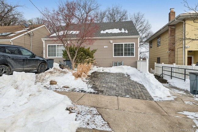 Building Photo - 60 Marwood Rd N