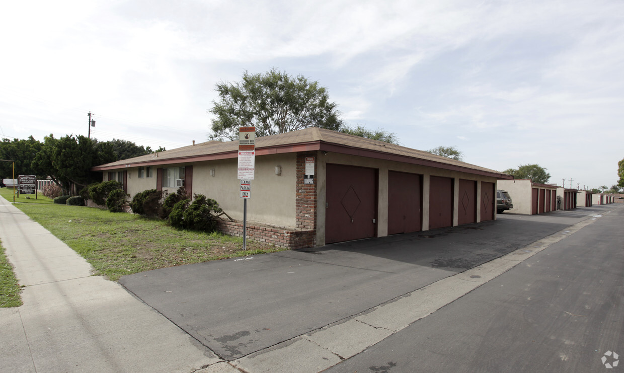 Primary Photo - Western Crescent Apartments