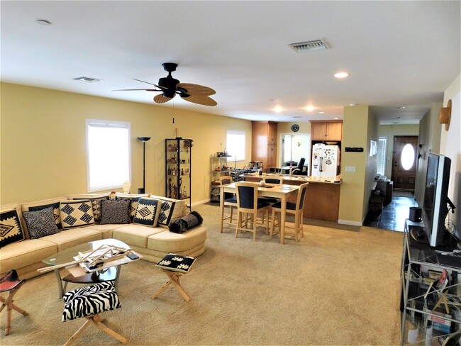 Foto del edificio - 1441 N Naomi St