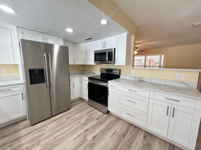 Remodeled 3 bedroom 2 bath Home in NE St Pete - Remodeled 3 bedroom 2 bath Home in NE St Pete