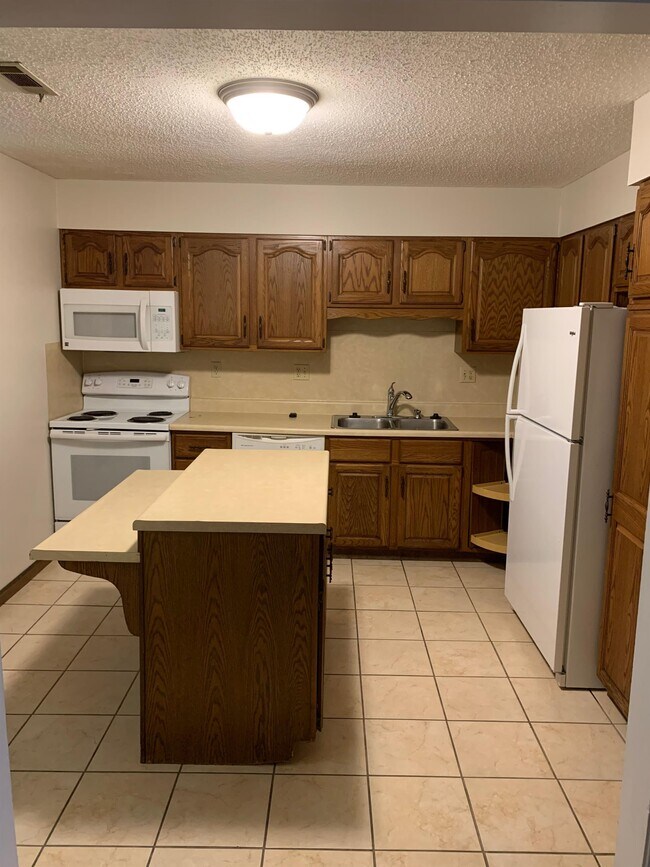 Building Photo - 3020 Aspen Dr