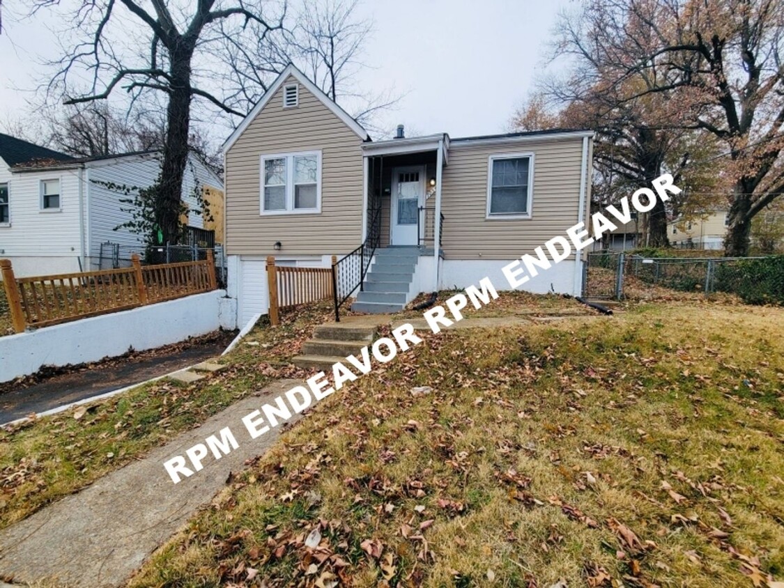 Foto principal - Charming 2-Bed Home with Hardwood Floors &...