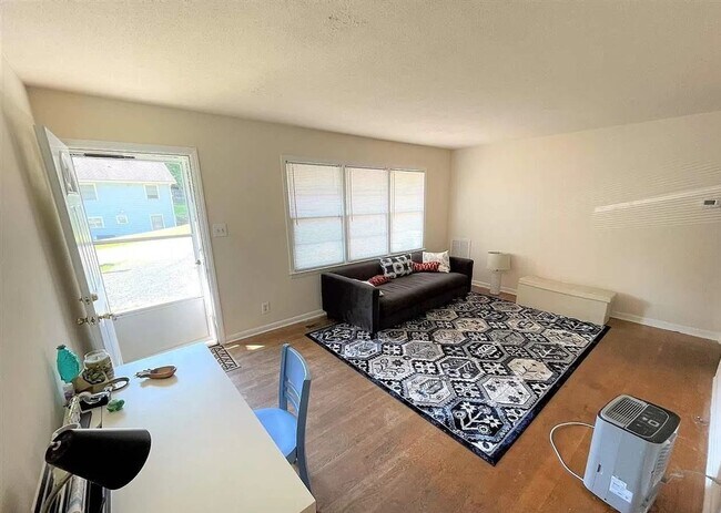 Foto del edificio - 2 Bed 1 Bath walking distance to downtown Chapel Hill and UNC