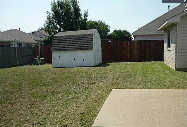 Foto del edificio - 664 Crystal Brook Dr