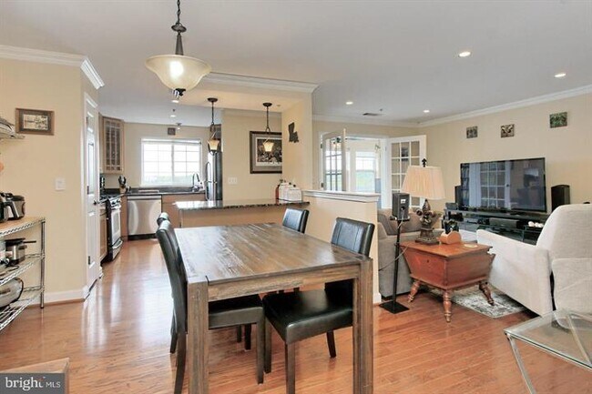 Foto del edificio - Spacious top floor 2 bedroom, 2 bath condo...