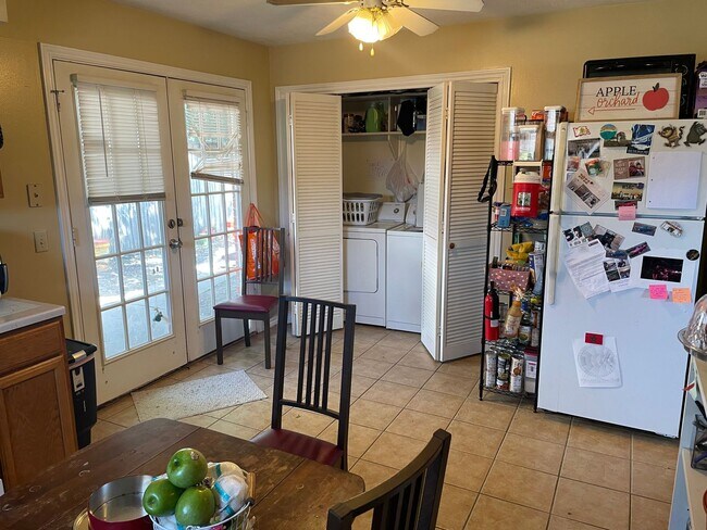 Foto del edificio - AUGUST 2026 PRE-LEASE!  Charming 3 Bed, 2 Bath Duplex in Great Location!