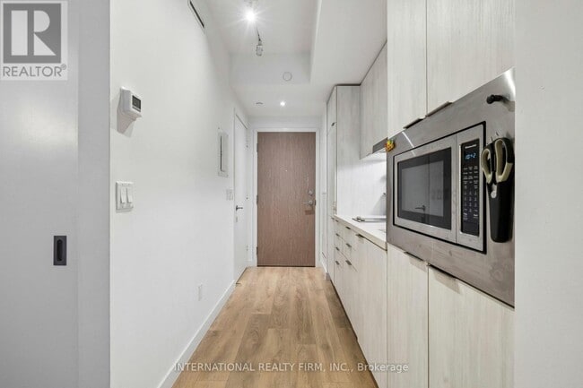 Building Photo - 215 Queen St W