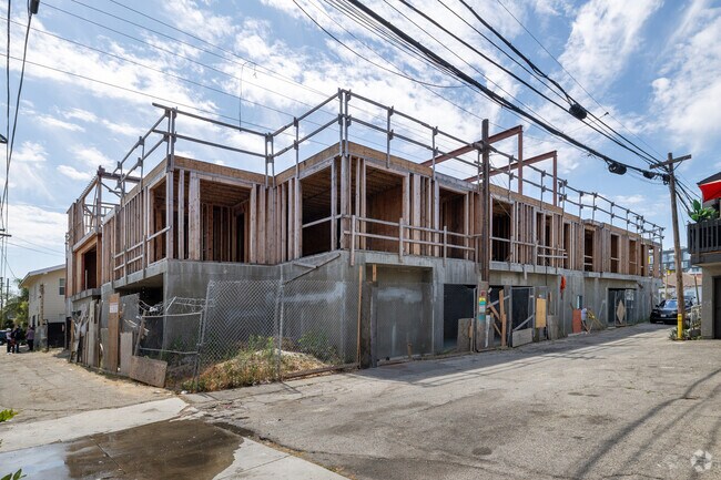 Building Photo - 437 E 5th St