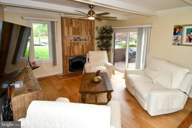 Foto del edificio - 9401 Hickory View Pl