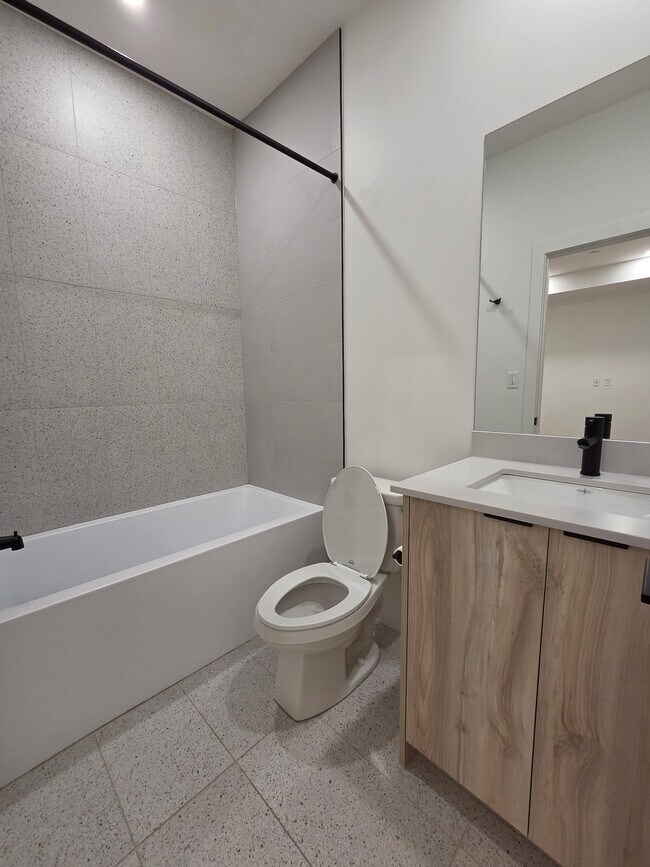 Photo du bâtiment - Modern 2-Bedroom Basement Suite in Killarney | $1,500 | $500 Move-In Bonus