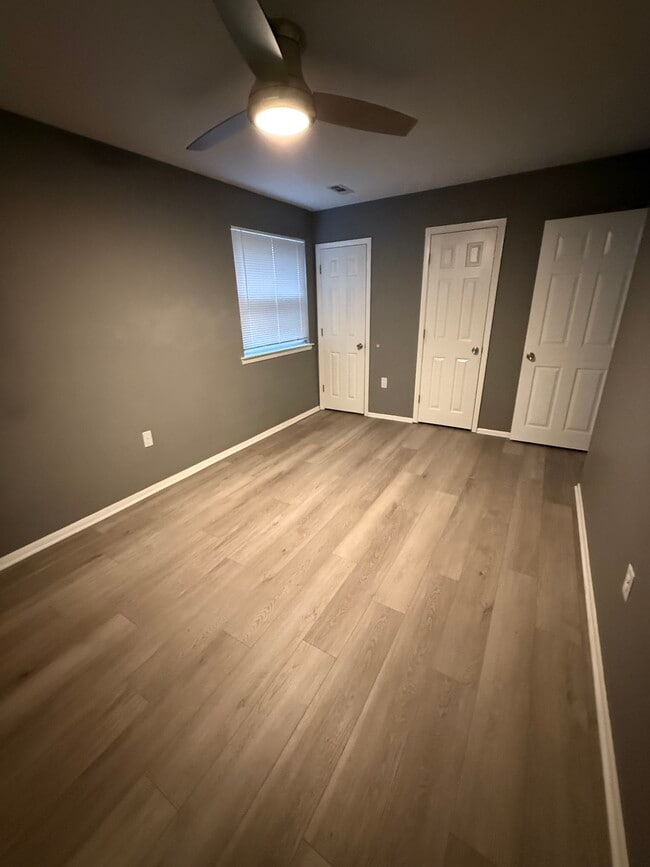 Foto del edificio - 3721 Ronnald Dr