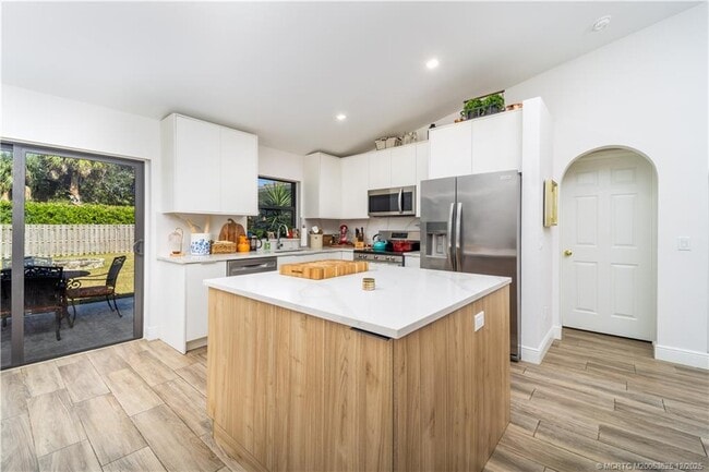 Building Photo - 2141 SW Janette Ave