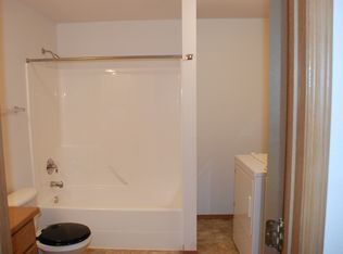 Foto del edificio - 4 bed 2 bath multi-level in Central CDA ( new carpet)