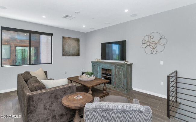 Foto del edificio - 6990 E 6th St