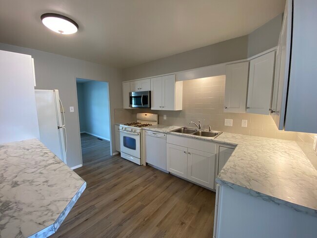 Foto del edificio - 1121 Hedgewood Dr