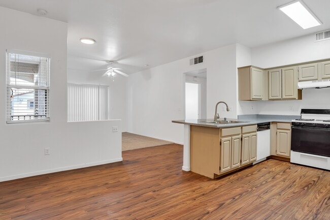 Building Photo - 5650 E Sahara Ave