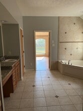 Building Photo - 923 W 41st St