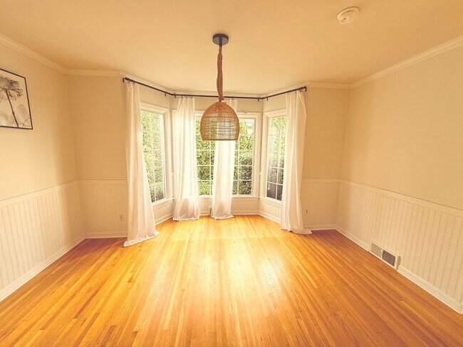 Building Photo - Kirkland Home