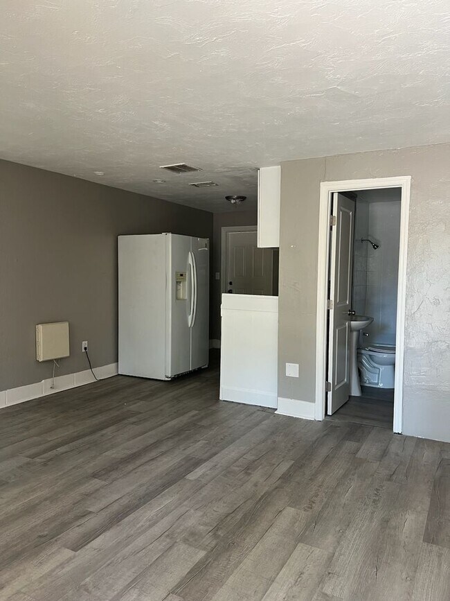 Building Photo - 2 Bed, 1 Bath Home on Corner Lot!