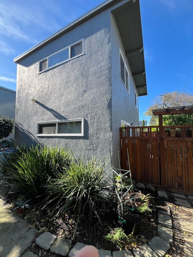 Foto del edificio - 1649 Julia St