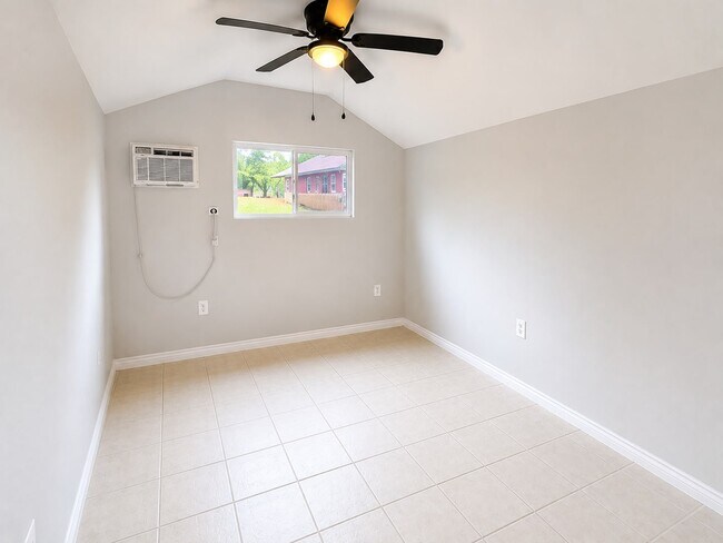 Foto del edificio - 1120 N Harrison Ave
