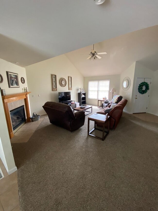 Building Photo - Great 3-bed, 2.5 bath home with a scenic v...