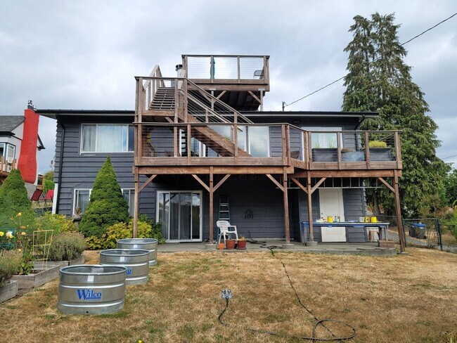 Building Photo - Beautiful 3 Bedroom Home in Manette - Shor...