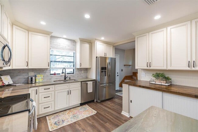 Building Photo - 702 W Bay St