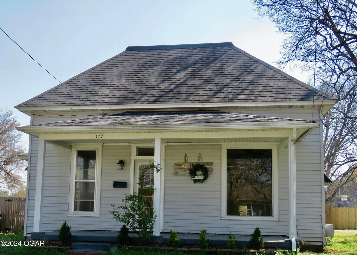 317 W Adams Ct, Neosho, MO 64850 Condo for Rent in Neosho, MO