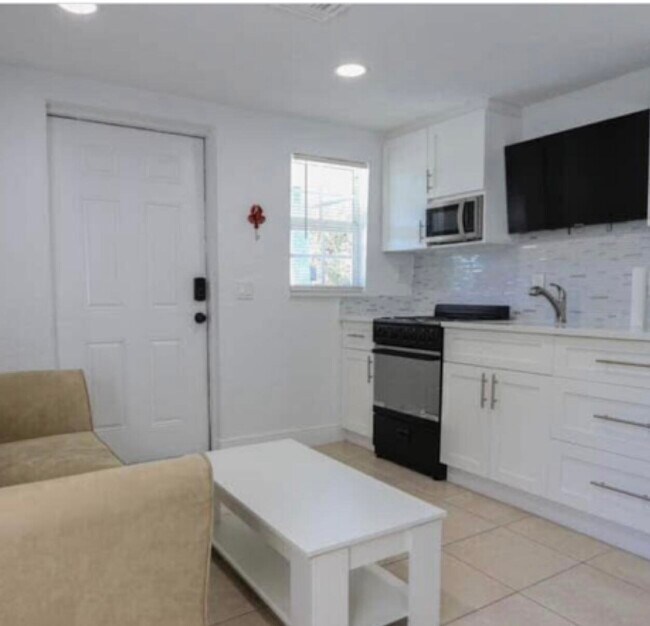 Foto del edificio - 701 SE Bahama Ave