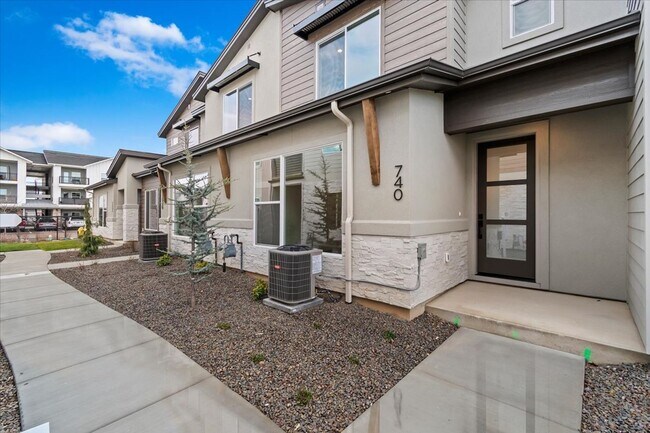 Building Photo - Brand New 3 Bed 2.5 Bath Townhouse With Many Amenities